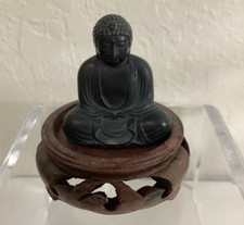 Statua Kamakura Buddha Shakyamuni metallo patinato con supporto orientale in legno intagliato