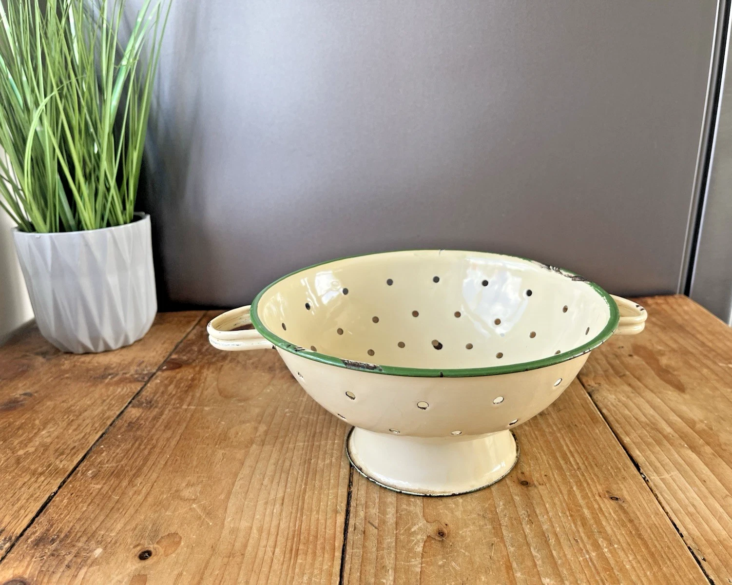 VINTAGE 50S CREAM & GREEN ENAMEL FARMHOUSE KITCHEN COLANDER STRAINER SIEVE JUDGE
Opens in a new wind