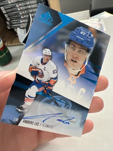 23-24 UD SP Juego Usado Hockey Anders Lee Tarjeta Automática Islanders - Imagen 3 de 3