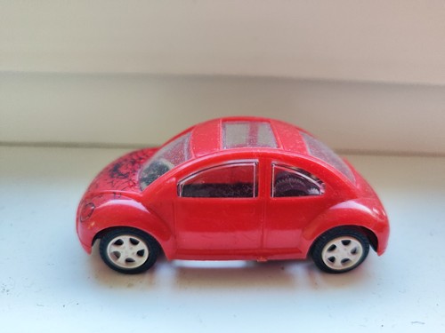 No Name VW New Beetle rot mit Friktionsmotor und Sonnendach 1:36