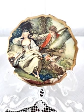 Vintage Stratton Powder Compact Victorian Gold Plated, Made in England Very Nice