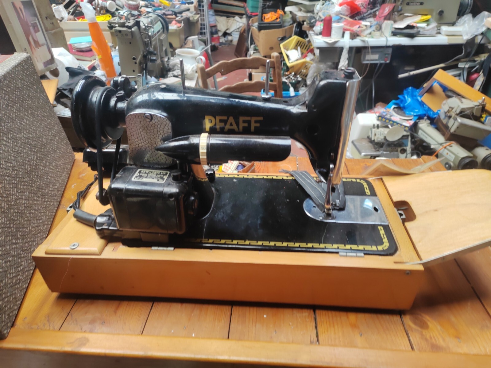 PFAFF 30 SEWING MACHINE HEAVY DUTY UPHOLSTERY AND LEATHER SEWING