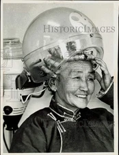 1969 Press Photo Woman uses hair dryer and beauty parlor in Ulan Bator, Mongolia