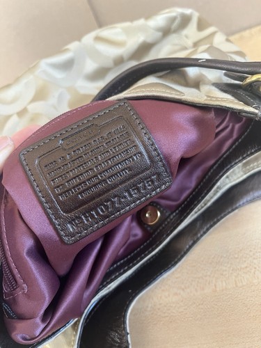 Coach Maggie Signature Op Art hellbraun Satin Tragetasche Schulter Handtasche 15757 - Bild 11 von 24