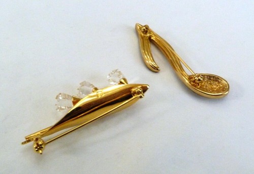 SWAROVSKI SWAN SIGNED MEMORIES LILY OF THE VALLEY FLOWERS & MUSIC NOTE PINS X 2 - Picture 7 of 10