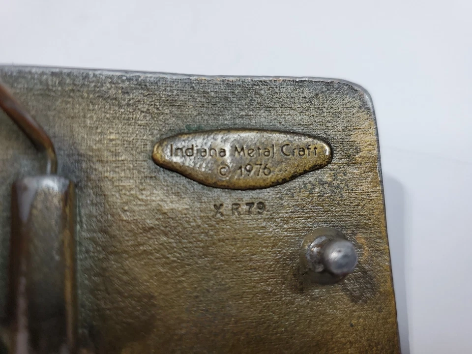 Fivela de cinto de latão vintage revólver Colt, artesanato em metal Indiana, 1976 - Imagem 3 de 4