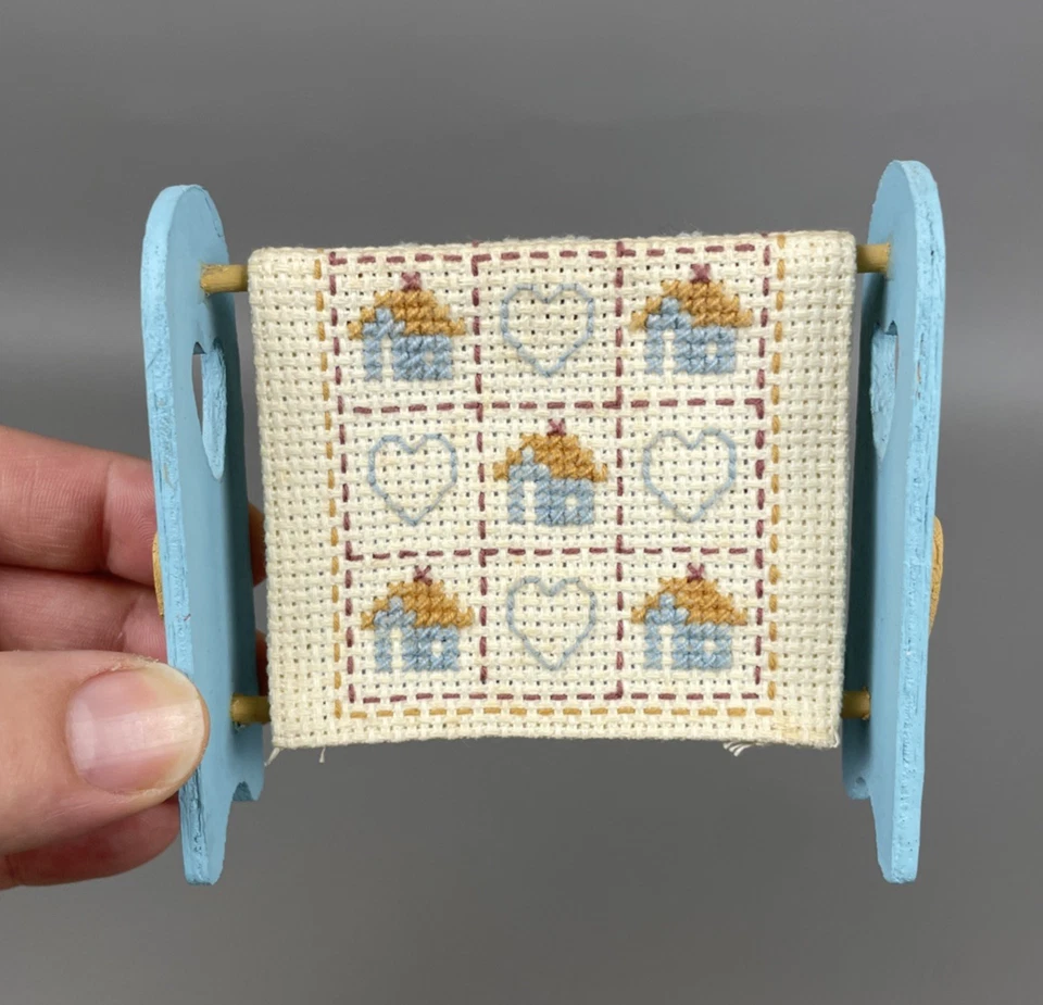 复古娃娃屋微型工匠被子后备箱帽长凳蜡烛壁灯 1980 年代 — 第 2/4 张图片