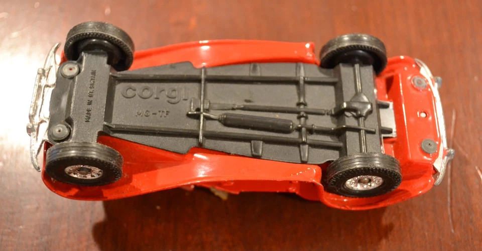 CORGI DIECAST 1955 MG TF  MADE IN GREAT BRITAIN RED/TAN LUGGAGE RACK READ - Image 4 of 4