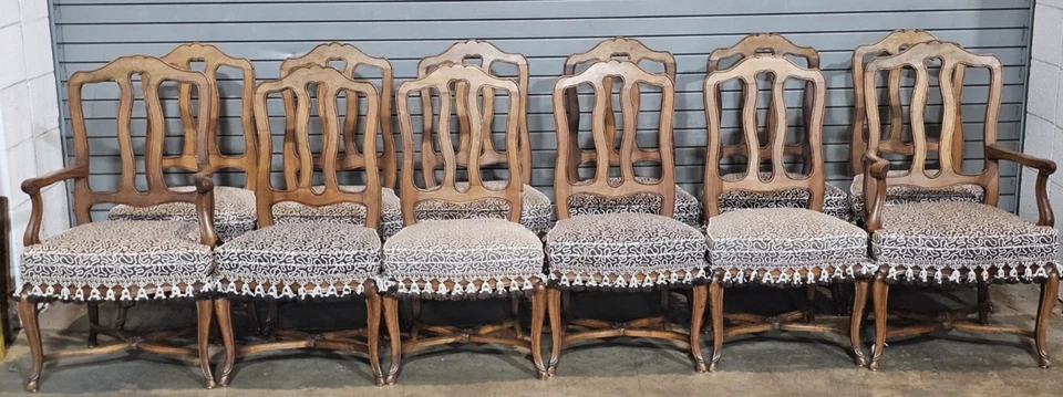 Juego de 12 sillas de comedor talladas estilo Luis XV del condado francés de nogal Foto 2 de 4