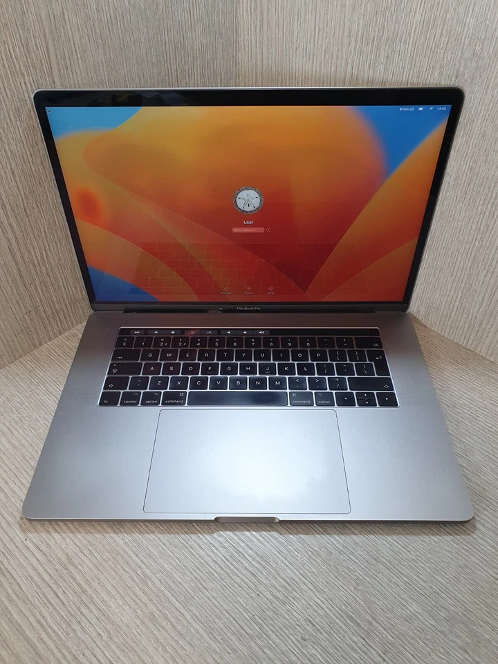 Apple MacBook Pro 15" 2017 · i7 · 16GB · 250GB, photo 1 of 5