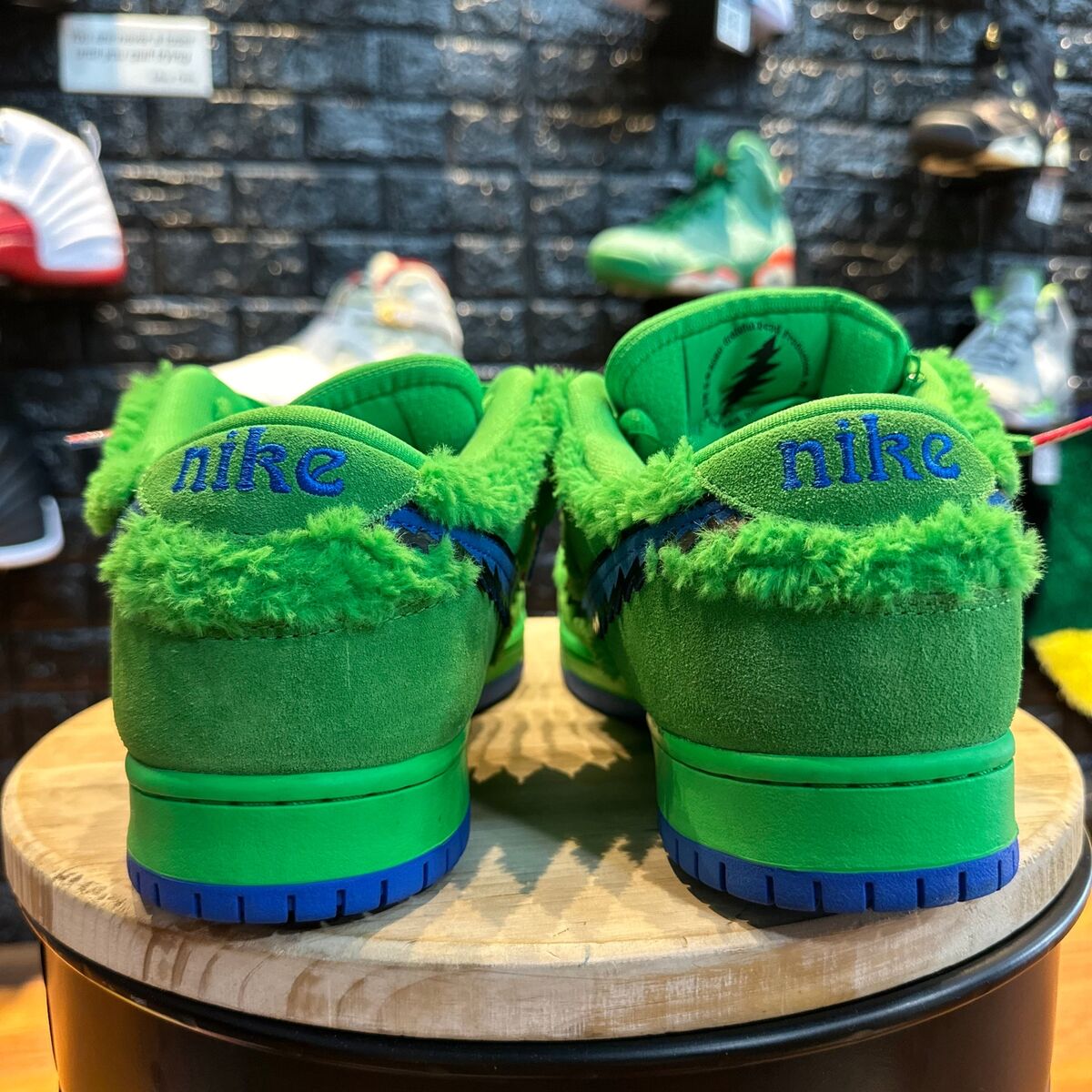 SB Dunk Low Grateful Dead Bears Green - Gently Enjoyed (Used SB Dunk Low Grateful Dead Bears Green - Gently Enjoyed (Used