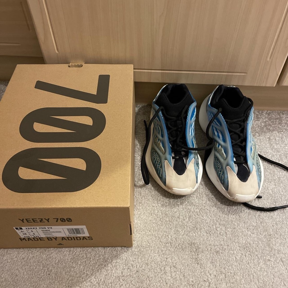 yeezy 700 uk price