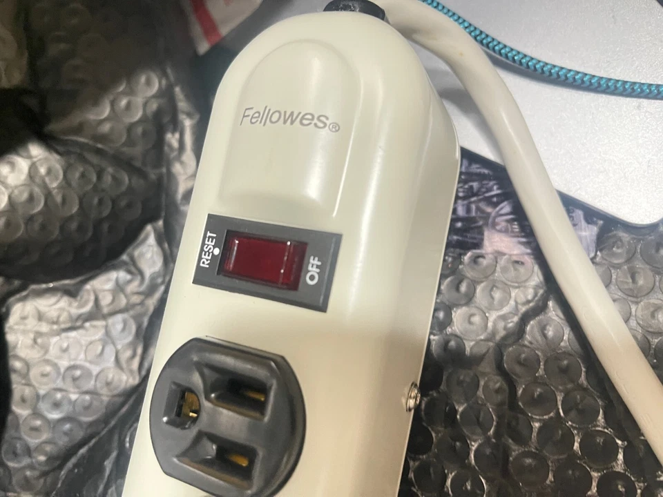 Fellowes ALL METAL 6 outlet Surge Protector 6ft CL-110 125VAC 15A E312174(T5) - Image 2 of 4