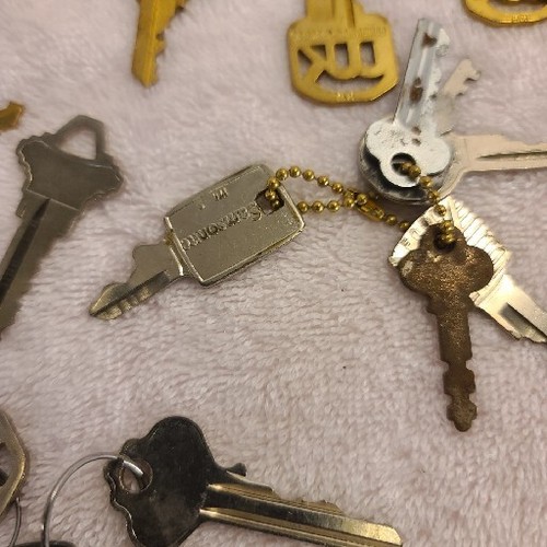 Vintage Mixed Lot Of 15+ Keys And Key Chains Of Various Sizes,Brands,Types,etc - Picture 15 of 18