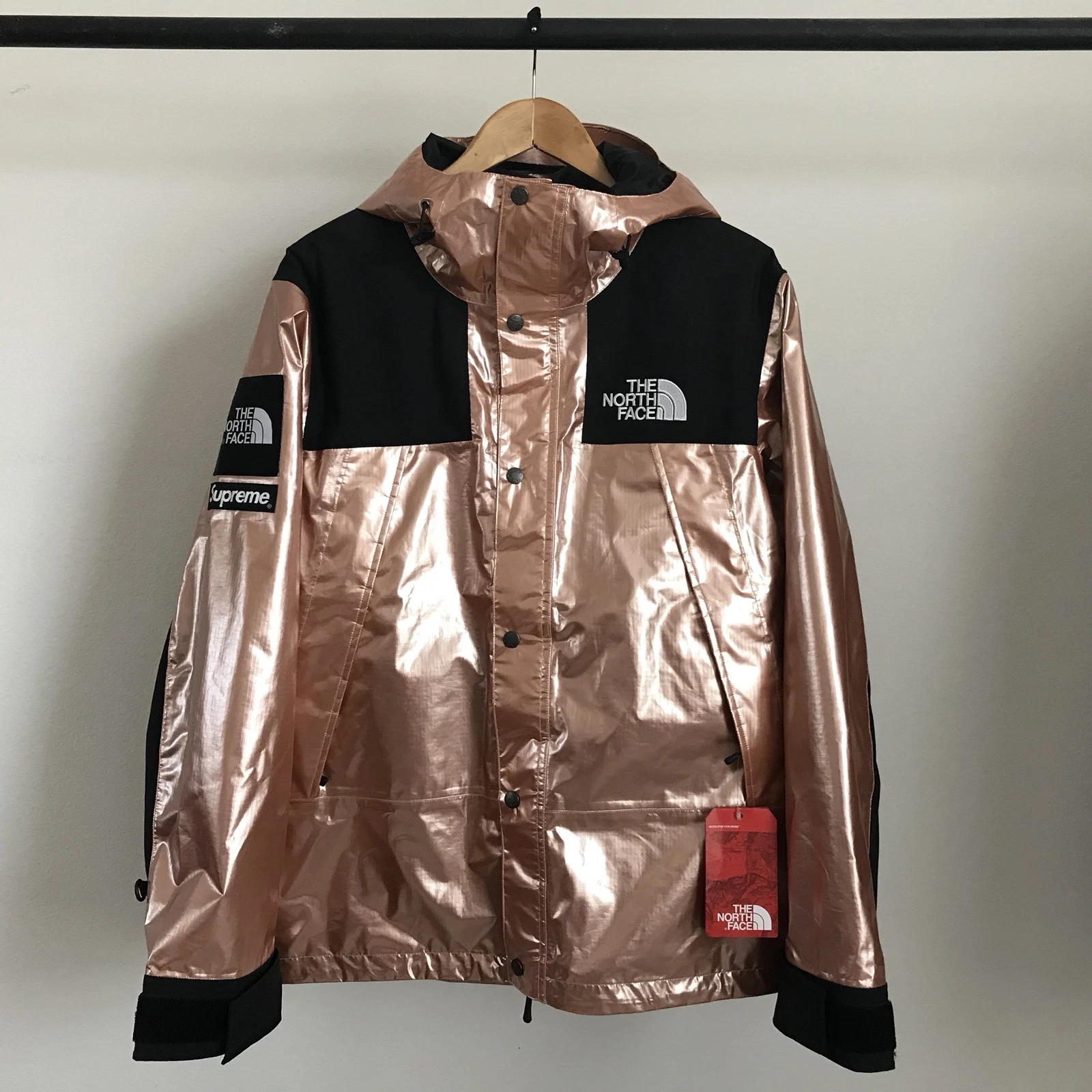 VESTE SUPREME X THE NORTH FACE METALLIC MOUNTAIN PARKA VESTE OR ROSE TNF M