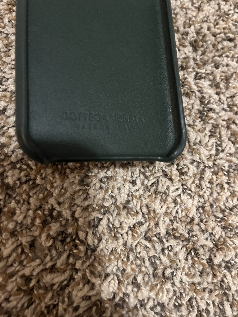 iPhone・スマホケース BOTTEGA VENETA GRASS GREEN LEATHER PHONE CASE iPhone 14 Pro phone case with strap in green - Bottega