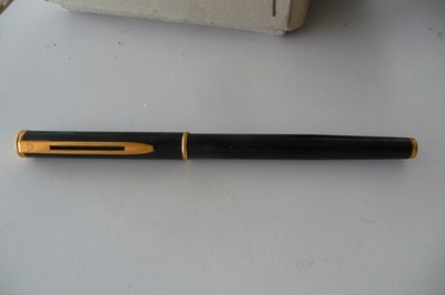 Waterman Executive or Preface ? Fountain Pen Black w/ 18k gold nib  FRANCE