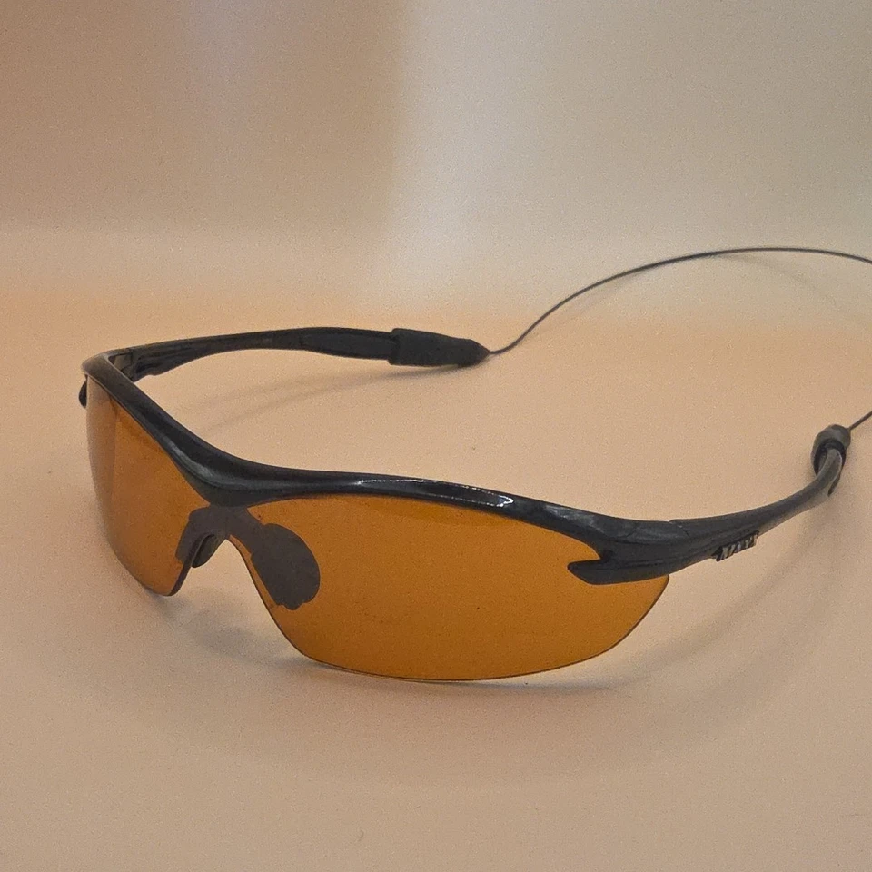 Gafas de sol deportivas Maxx grises y negras con lentes ámbar Cablz fin de semana al aire libre  Foto 2 de 4