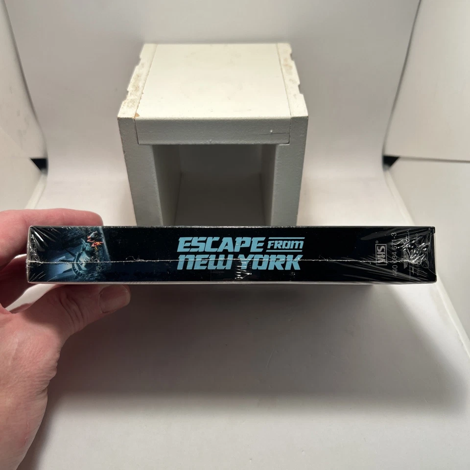 Escape From New York (VHS, 1998 Release) NEW FACTORY SEALED Fast Shipping! - Image 3 of 4