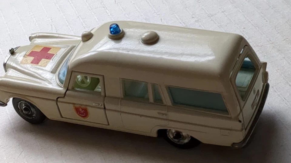 1968 Lesney Matchbox King Size Mercedes Benz Binz Ambulance W/Stretcher - Image 2 of 4