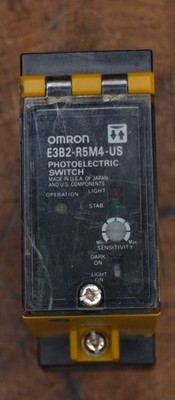 Omron E3B2-R5M4-US Photoelectric Switch 24-240VAC 12-24VDC