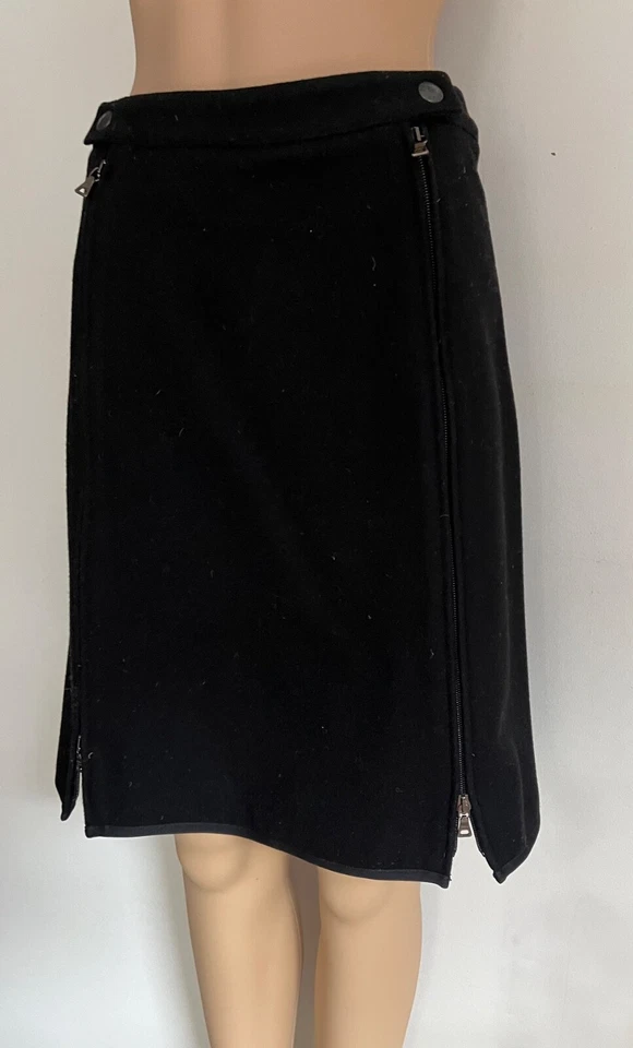 Falda negra con cremallera de Prada