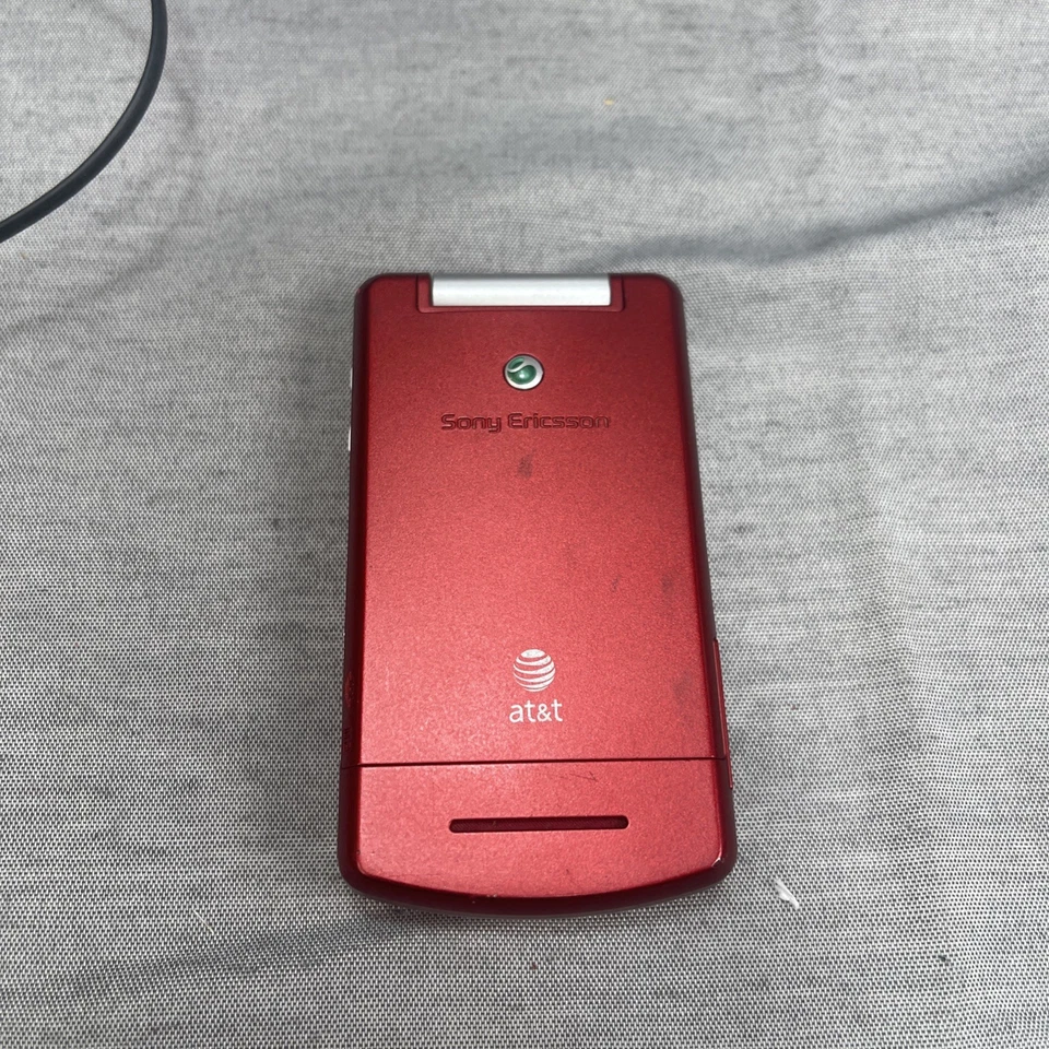 Teléfono plegable Sony Ericsson Walkman W518a rojo y plateado (AT&T) MP3 encendido Foto 3 de 4