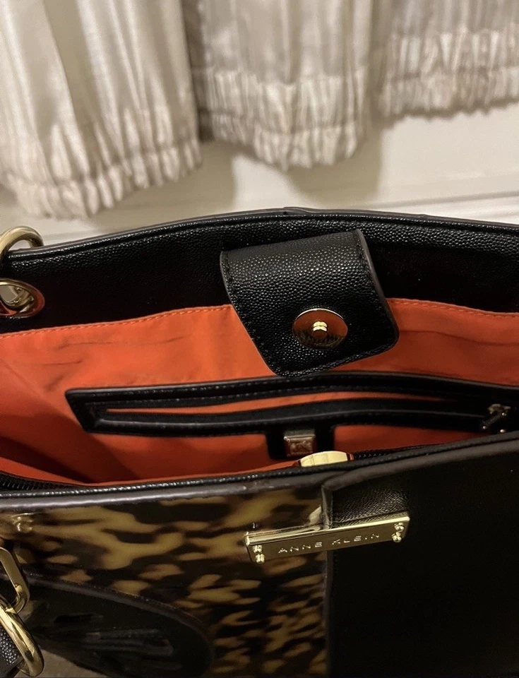 Bolsa de ombro feminina Anne Klein preta e estampa de animais acabamento brilhante - Imagem 2 de 4