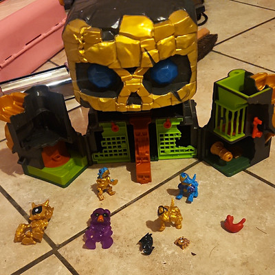 Treasure X Lost Lands Skull Island Skull Temple Mega Playset w/ Figures Moose