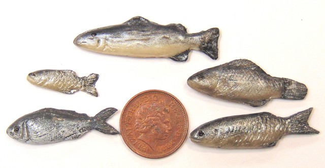 1:12 Scale Set Of 5 Loose Silver Polymer Clay Fish For A Dolls House Kitchen E