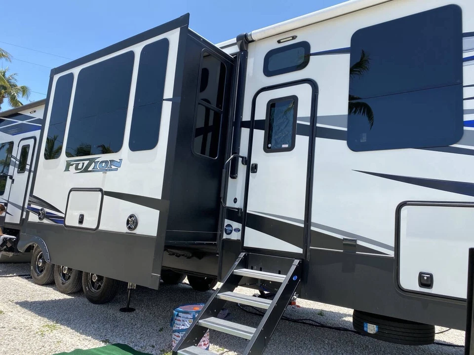 2019 Fuzion 5th Wheel Toy Hauler Camper RV Florida Great Shape Clean L@@K!!! - Image 4 of 4