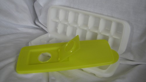 2 TUPPERWARE FRESH’N PURE BEDECKTE EISWÜRFELSCHALEN mit nur einem gelben Deckel - EUC - Bild 3 von 3