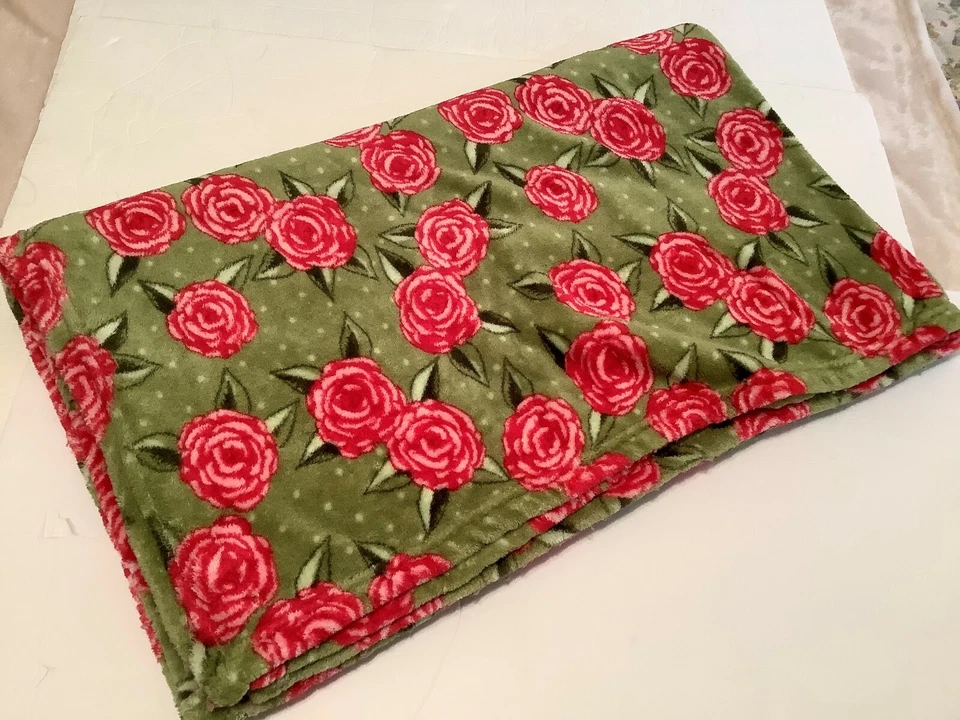 Manta de felpa suave verde con rosas rojas 47"x62" decoración del hogar Foto 2 de 4