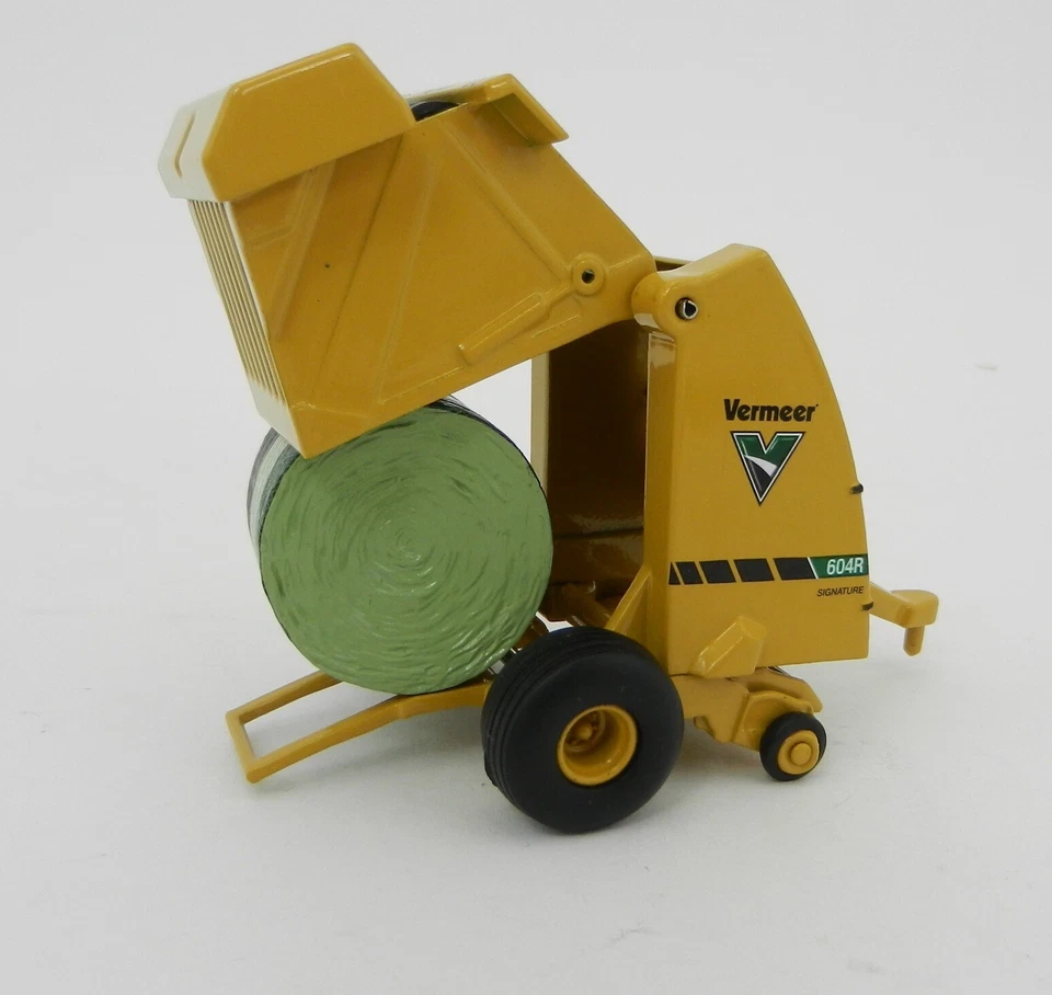NEW! SpecCast 1:64 VERMEER Model 604R Round Hay Baler with Hay Bale *NIB* - Image 4 of 4
