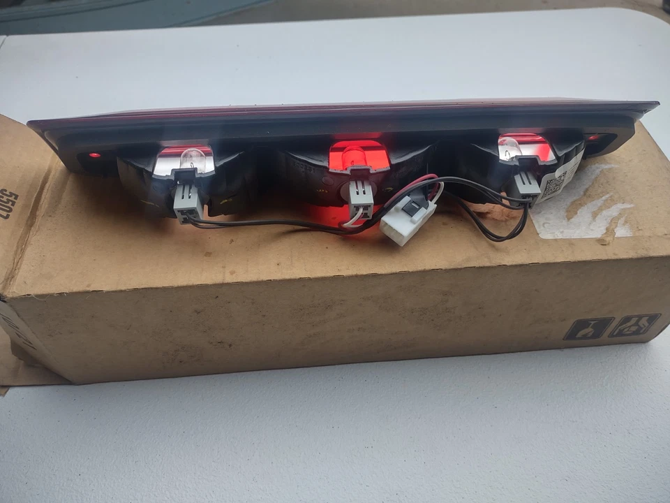 Ram 1500 2500 3500 4500 5500 2017-2022 lámpara trasera central montada en alto nueva OEM Foto 3 de 3