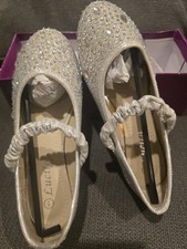 Youth Girls Dress SHOES. Size 1. Silver/beads