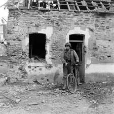 WW2 WWII Photo World War Two / US Army Soldiers in Action Normandy July 1944