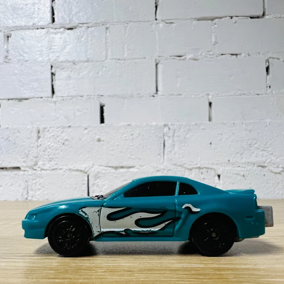 Литая модель автомобиля BKC Irwin Toy 2000 Teal Flames Ford Mustang масштаб 1:64 - Изображение 3 из 4