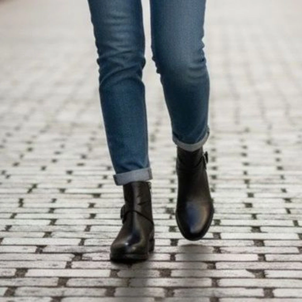 C. Wonder by Christian Siriano 黑色皮革短靴 — 第 2/4 张图片