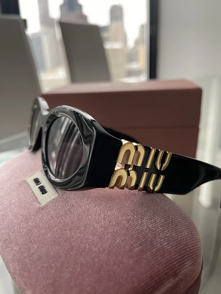 Gafas de sol para mujer MIUMIU MU 11WS 1AB5S0 negras doradas ovaladas Foto 3 de 4