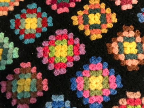 Granny Square Afghan - Nero con motivo multicolore 52" x 56" - un ottimo regalo. - Foto 6 di 10