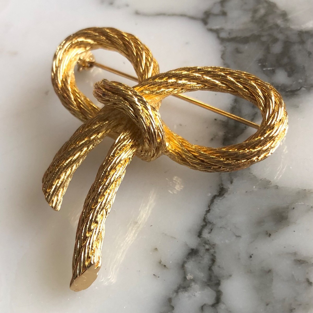 Christian Dior ゴールドリボンブローチ ヴィンテージ SIGNED vintage CHRISTIAN DIOR gold-plated ROPE BOW BROOCH PIN xlnt