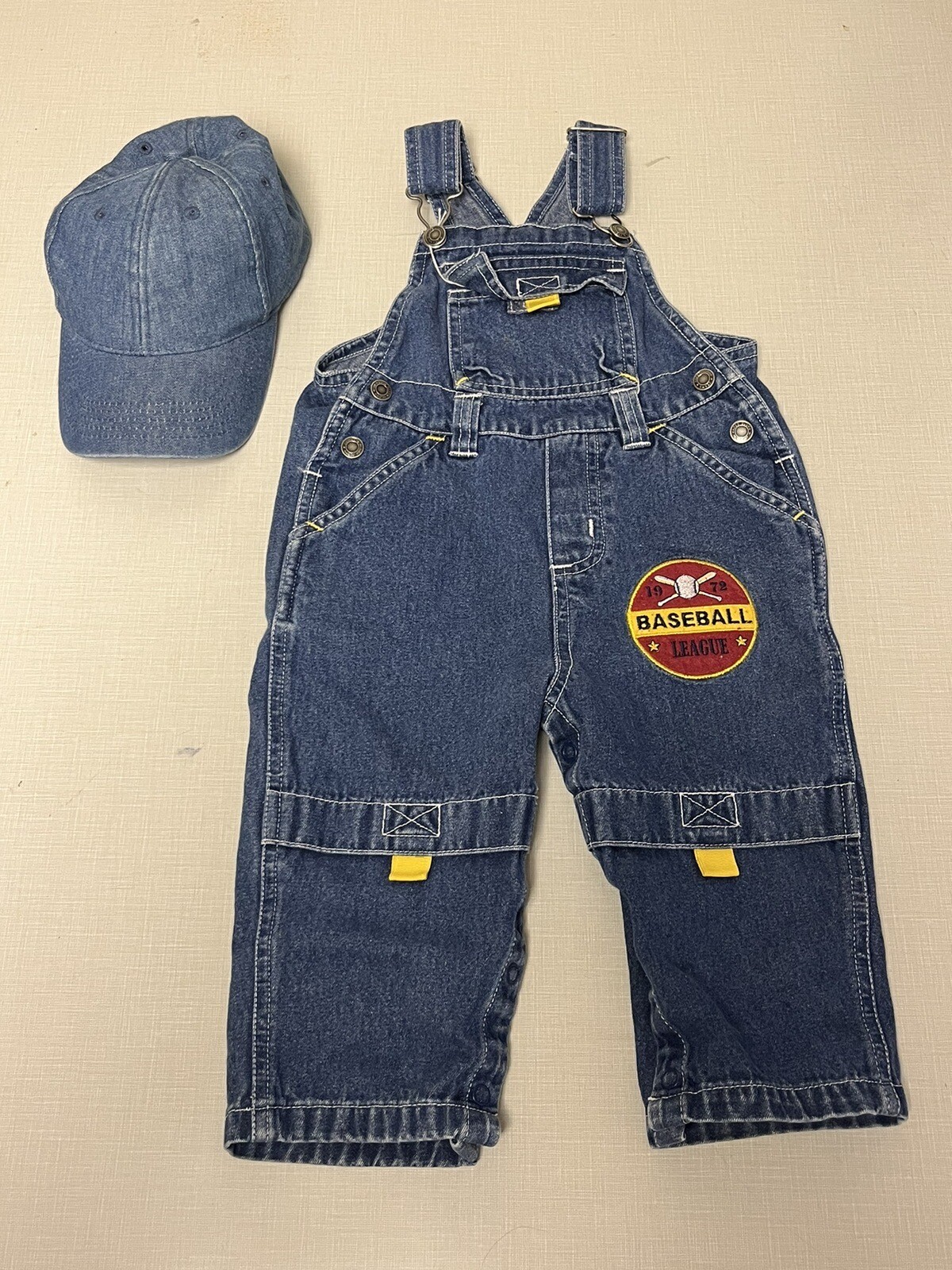 Monos de mezclilla Faded Glory para niños pequeños 18M parches + sombrero de mezclilla