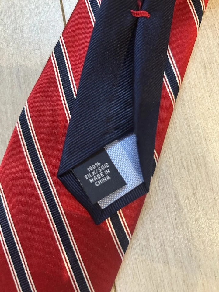 Corbata Tommy Hilfiger, roja blanca y azul a rayas 100 % seda Foto 4 de 4