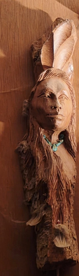 Dama de la madera nativa americana tallada a mano Foto 2 de 4