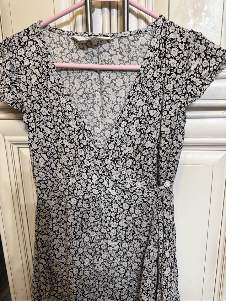 Vestido envolvente de viscosa manga gorra floral blanco y negro talla 14 de H&M para niñas Foto 4 de 4