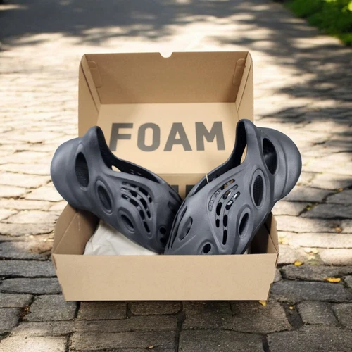 ADIDAS YEEZY FOAM RUNNER ONYX SKU#HP8739 TAGLIA 11 PRONTO PER LA SPEDIZIONE!