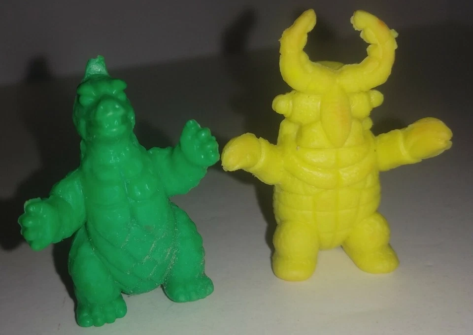 2 figuras de monstruos Keshi de goma de 1,5" GODZILLA KAIJU; figuras de Japón Foto 2 de 4