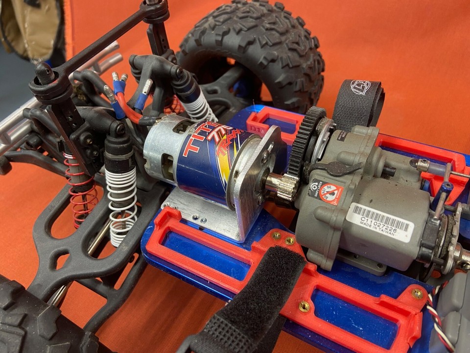 Redline Kit di Montaggio RC per 2.5 Traxxas Tmaxx 1/10th Nitro a