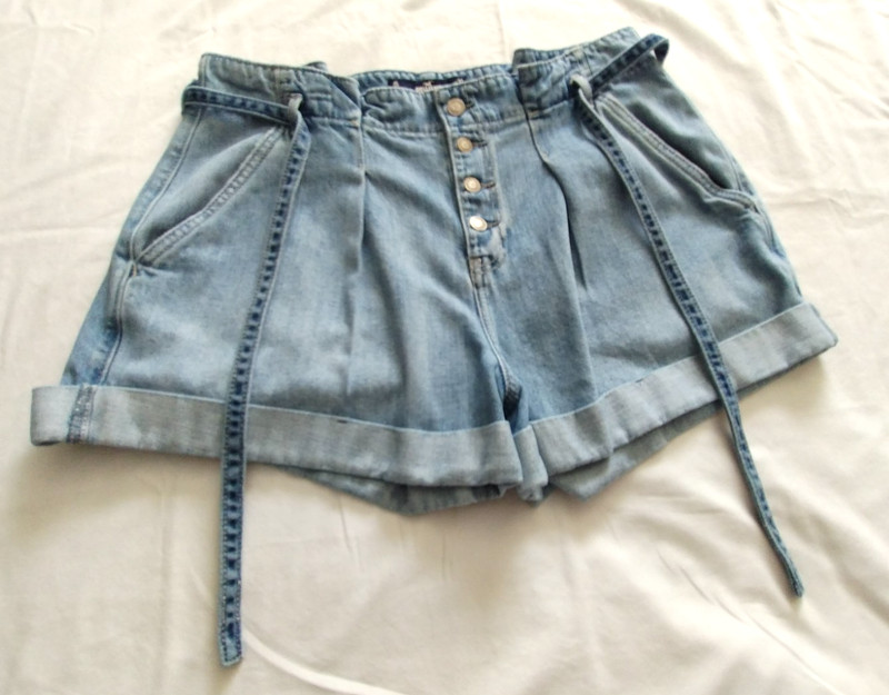 HOLLISTER Medium-Light Wash BUTTON Fly PLEATED Cuffed & BELTED Jean Shorts Sz 15